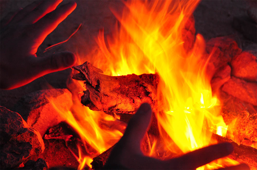Resultado de imagem para mãos se aquecendo no fogo